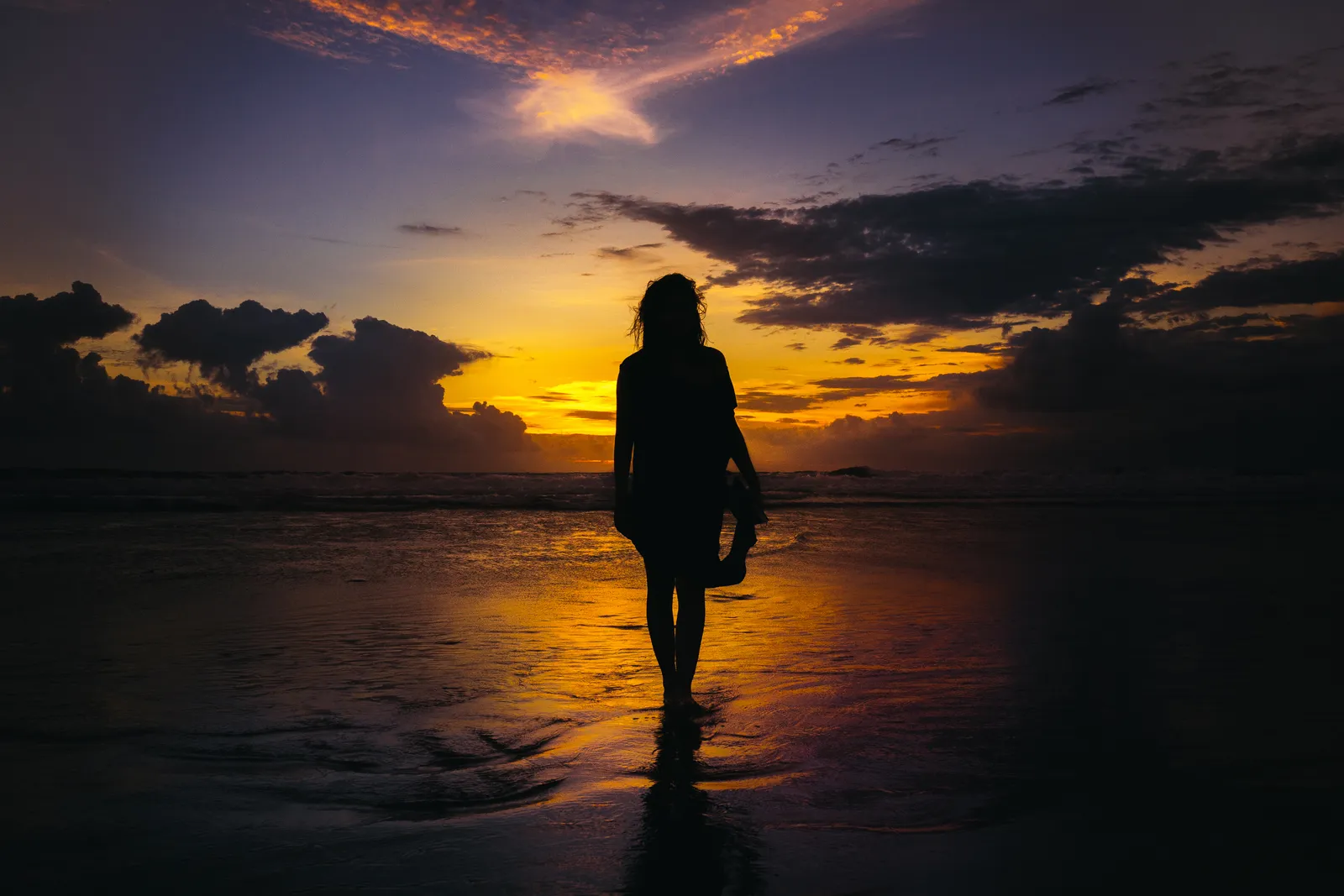 Tempel am Meer auf Bali im Abendlicht