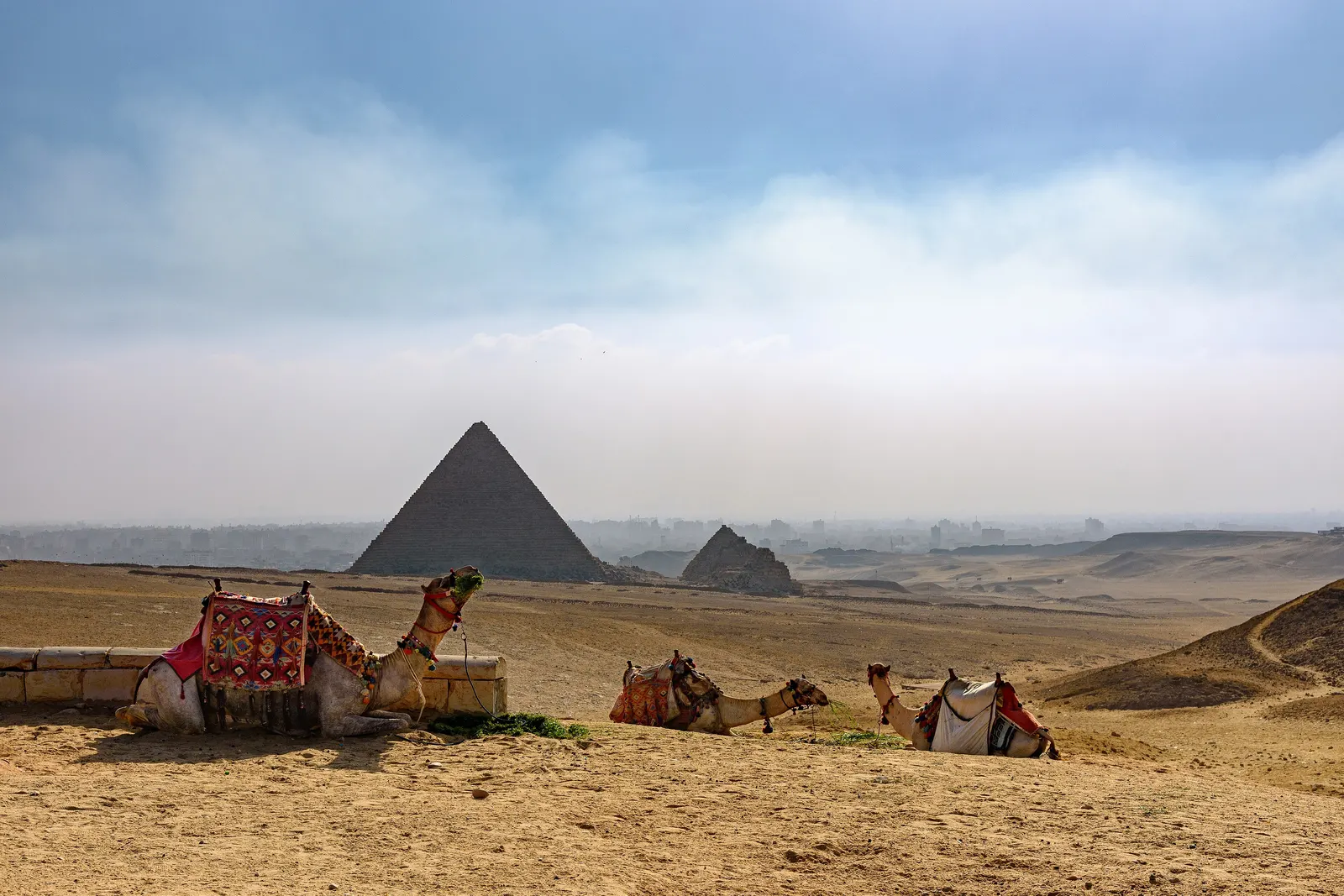 Die Pyramiden von Gizeh am Rand von Kairo