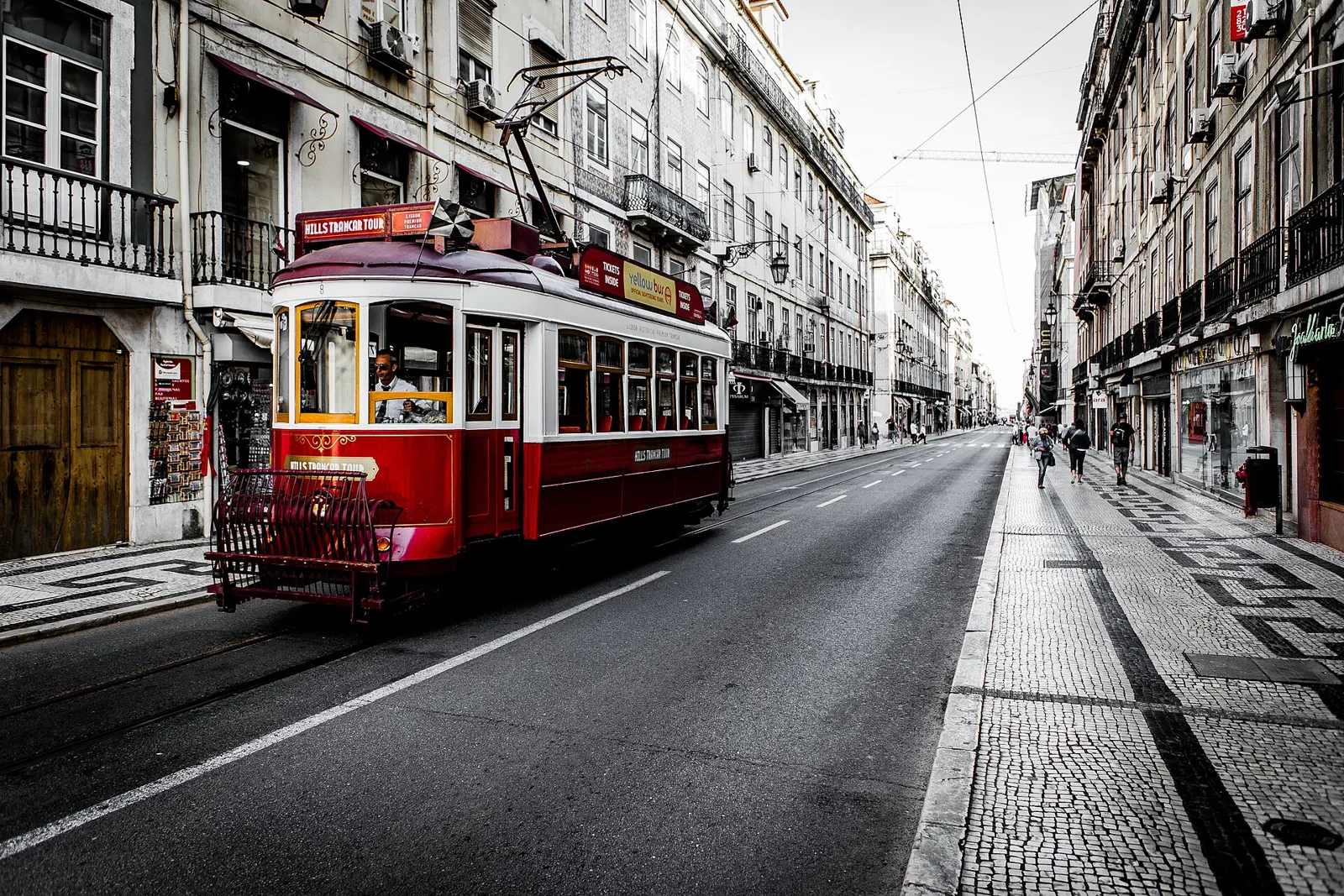 Rote Straßenbahn in einer Straße der Lissabonner Innenstadt