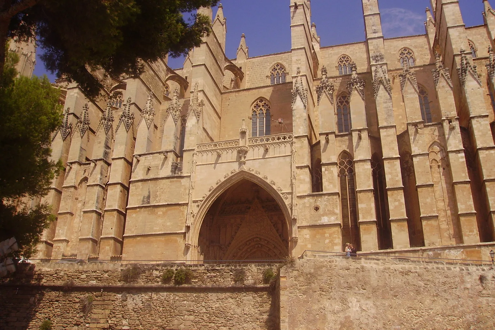 Die Kathedrale La Seu über dem Hafen von Palma