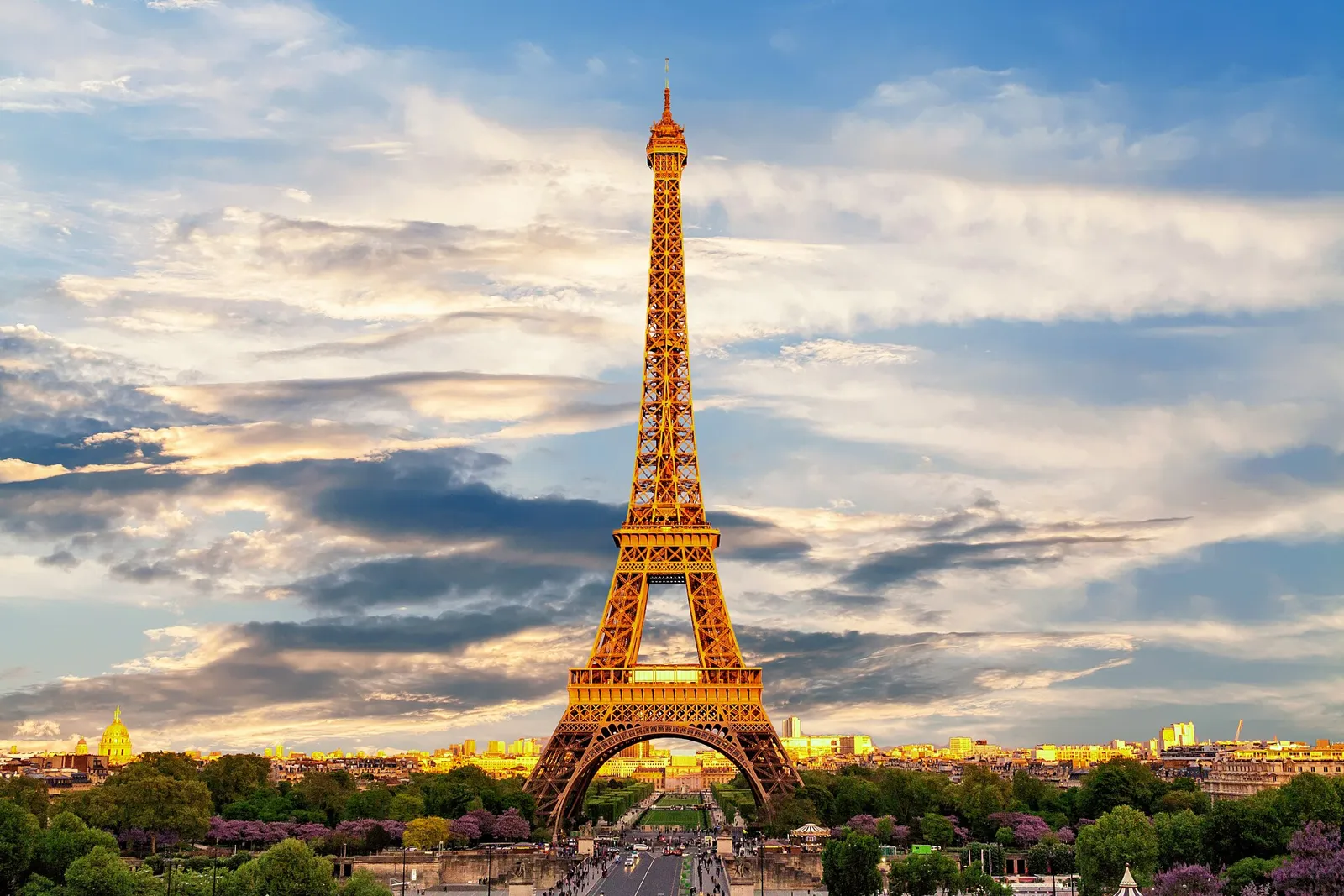 Der Eiffelturm in Paris bei Sonnenuntergang